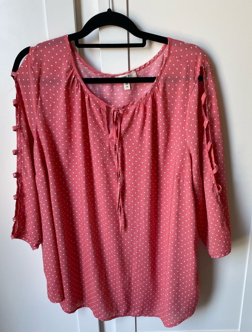 COMO BLU women's Caged 3/4 sleeve peasant top, Coral Dot 2X Polka dots